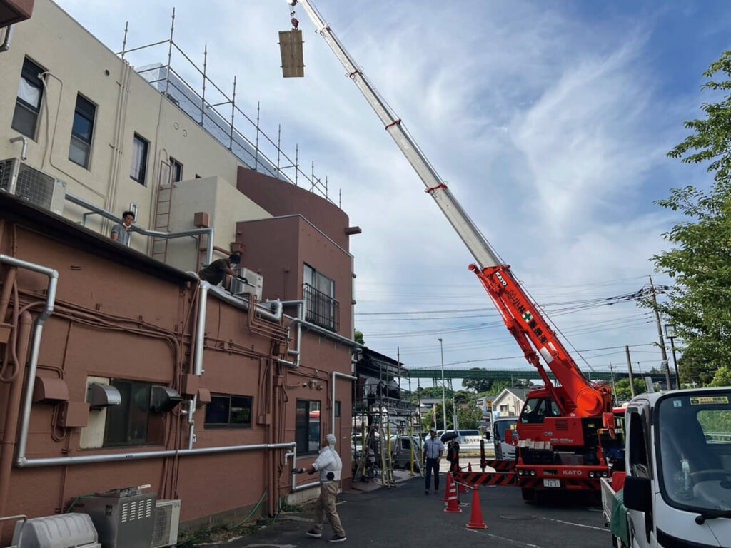 横浜市旭区赤枝病院|屋上看板|箱文字看板|内部照明式|LED|荷上げ